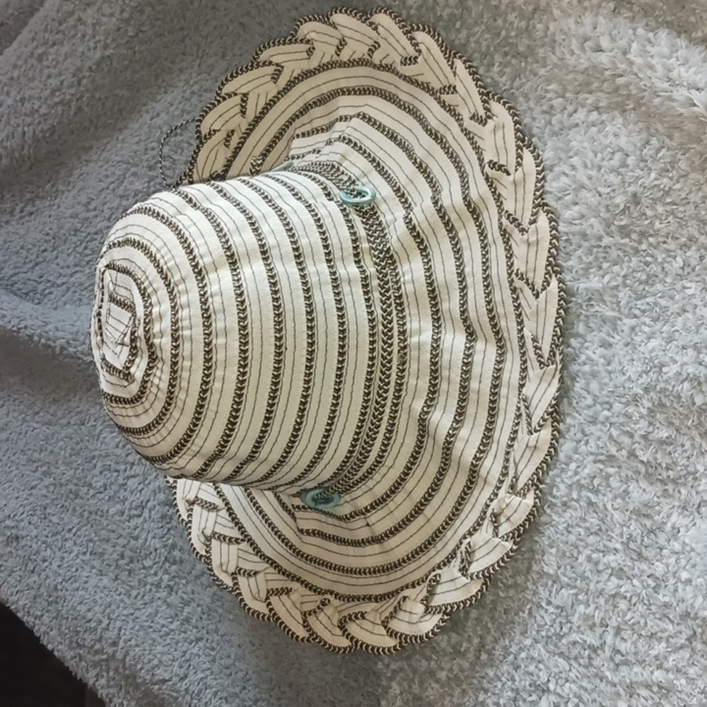 CREAM WITH BLACK FABRIC SUMMER HAT  BLUE RING DETAIL